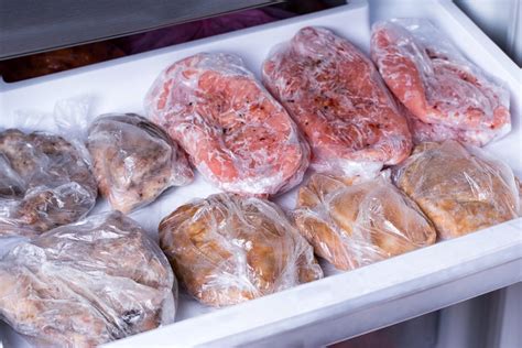 Imagen de un congelador organizado con carne de cabrito