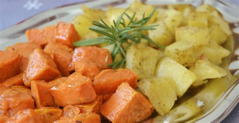Patatas y boniatos asados en una bandeja