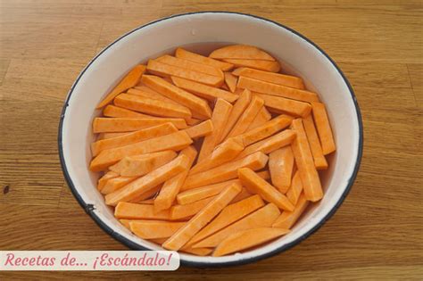 Boniatos crudos cortados en palitos para ensalada