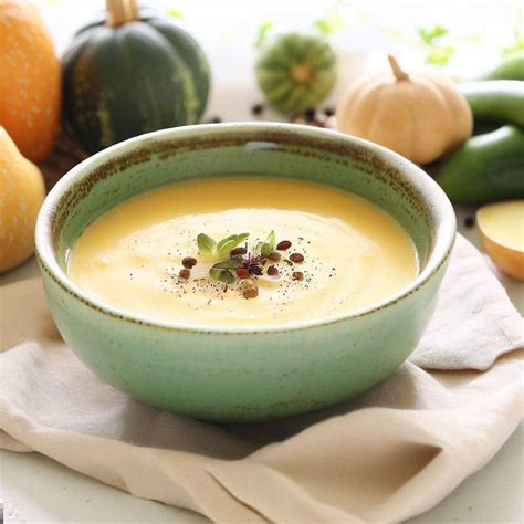 Plato de sopa cremosa de legumes servida
