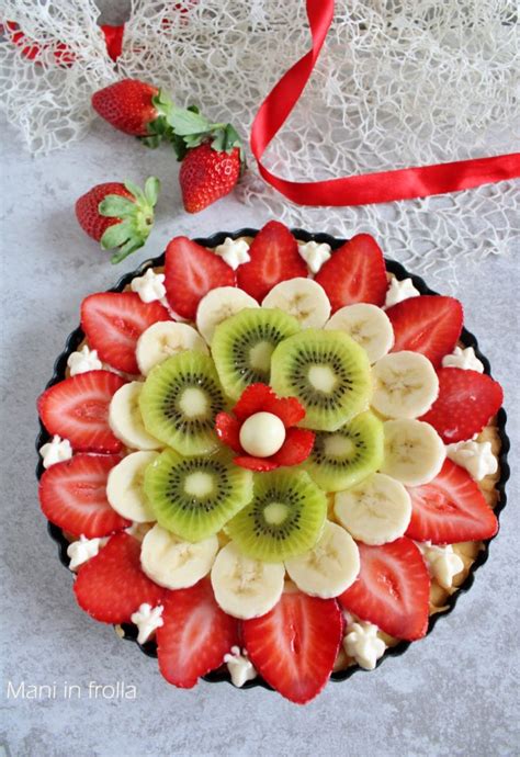 Torta con crema y fruta fresca en un recipiente hermético