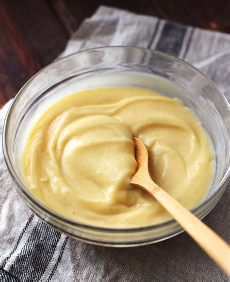 Crema pastelera en un recipiente hermético con film transparente en contacto directo