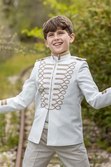 Niño con traje de comunión y biblia