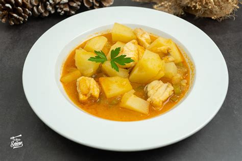 Guiso de rape con almejas y patatas en un plato