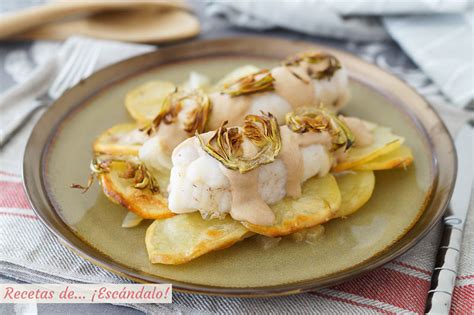 Rape al horno con patatas panadera en una bandeja