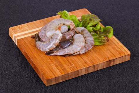 Setas frescas y gambas crudas preparadas para cocinar