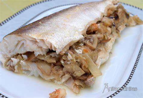 Merluza abierta rellena de setas y gambas antes de hornear
