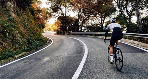 Atardecer en una ruta ciclista
