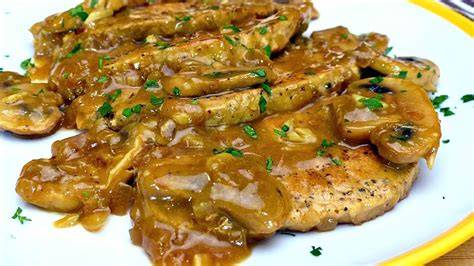 filetes de lomo de cerdo dorándose en una sartén