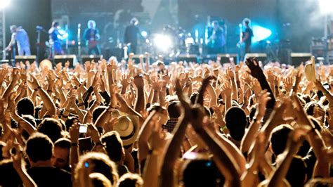 Público disfrutando de un concierto de tributo
