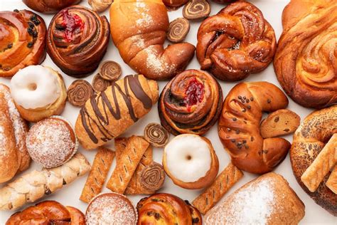 Fachada de una panadería artesanal con productos expuestos