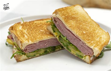 Sándwich de pastrami, berros y tomate