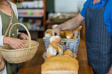 Persona comprando pan sin gluten en una panadería