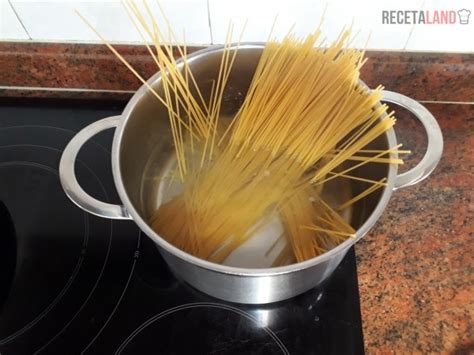 Cociendo los espaguetis al dente