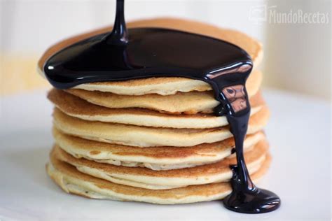 Ilustración de tortitas americanas apiladas con sirope de chocolate