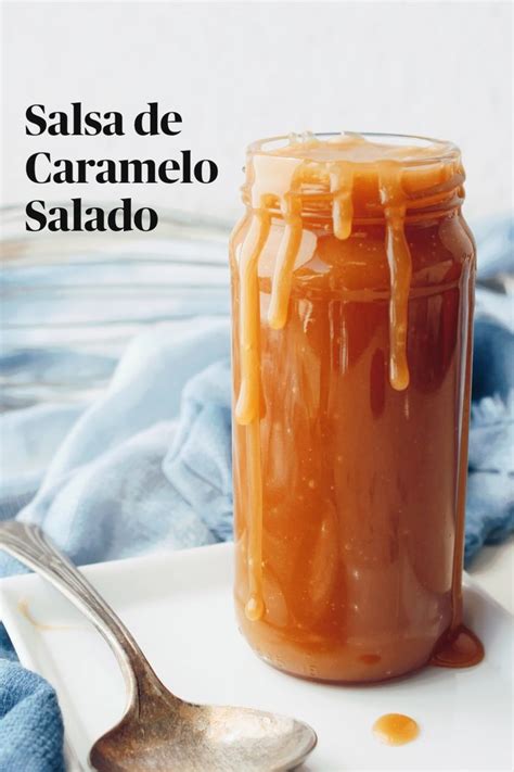Bote de salsa de caramelo casera y sirope de chocolate