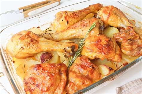 Pollo asado al horno con patatas y boniatos