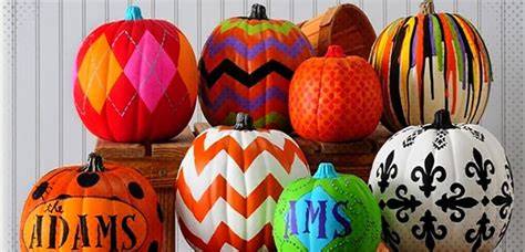 Calabazas pintadas con diseños florales y geométricos