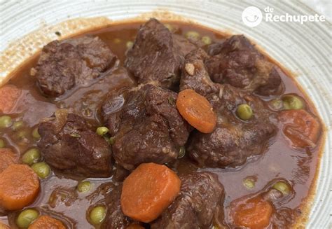 Plato de ragú de ternera servido