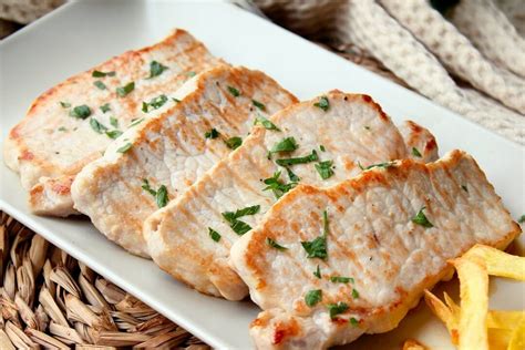 Castañuelas de cerdo a la plancha con acompañamiento