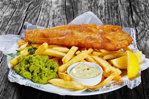 Cartel de Fish and Chips en un local británico