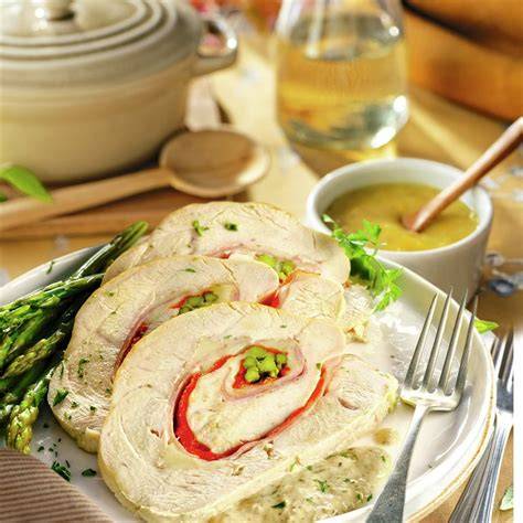 Plato de pechuga de pavo con salsa y verduras