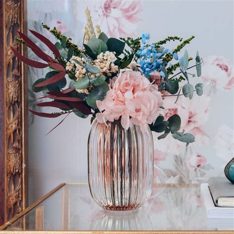 Conjunto de jarrones de cristal con forma de vaso y florecillas