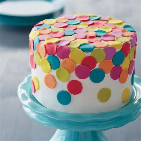 Pastel decorado con espaguetis de fondant