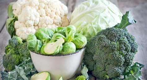 Brócoli y coliflor frescos en un bol