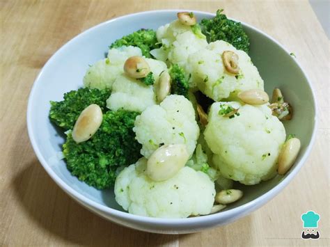 Ensalada de brócoli y coliflor servida en un bol