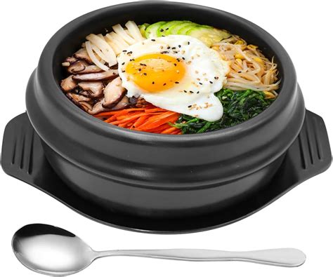 Bibimbap recién hecho en una olla de piedra coreana