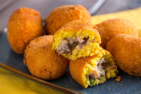 Croquetas de arroz con aguacate servidas