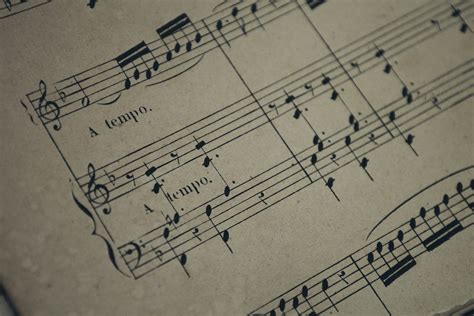 Partitura musical con notas flotantes representando una melodía alegre
