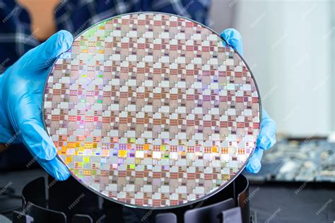 Microscopio mostrando el patrón en una oblea de silicio