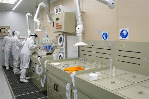 Sala blanca con equipos de limpieza de obleas