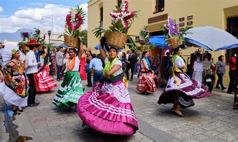 Grupo de personas participando en una fiesta popular con trajes regionales