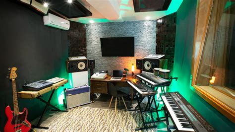 Andre Salmon en su estudio musical