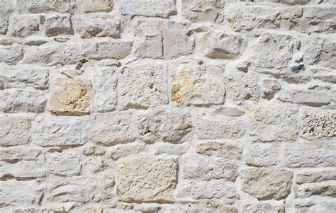 Detalle de una pared antigua restaurada con mortero de cal