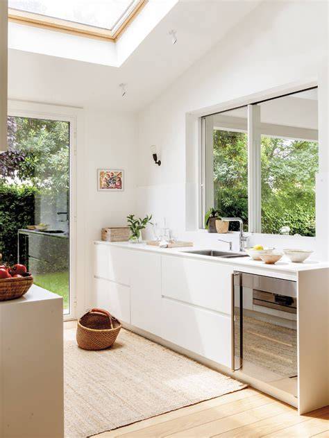 Cocina luminosa con grandes ventanales