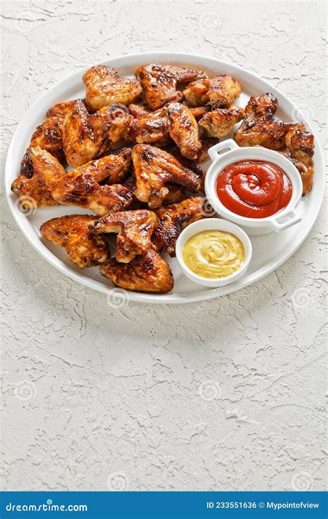 Alitas de pollo fritas servidas en una bandeja