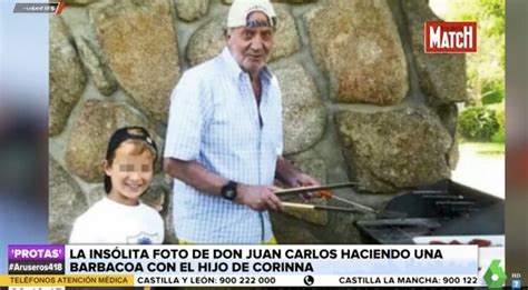 Rey Juan Carlos I preparando una barbacoa en bermudas amarillas