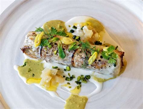 Canelón de berenjena con bechamel de queso y puré de pistacho