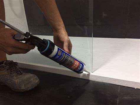 Sellado de plato de ducha con silicona