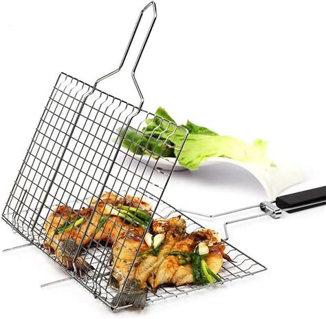 Cesta para asar llena de verduras y camarones