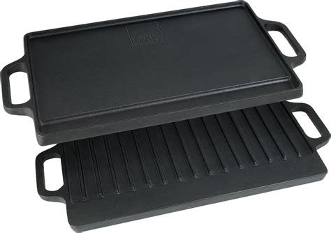 Plato para asar de metal en una parrilla