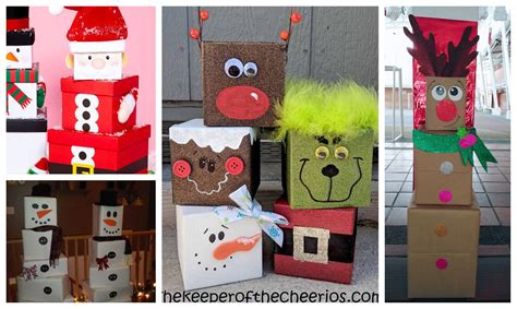 Árbol de Navidad hecho con cajas de cartón decoradas