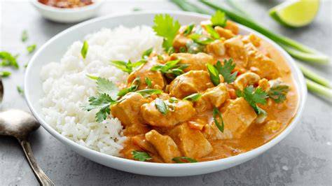 Plato de arroz con curry rojo y pollo