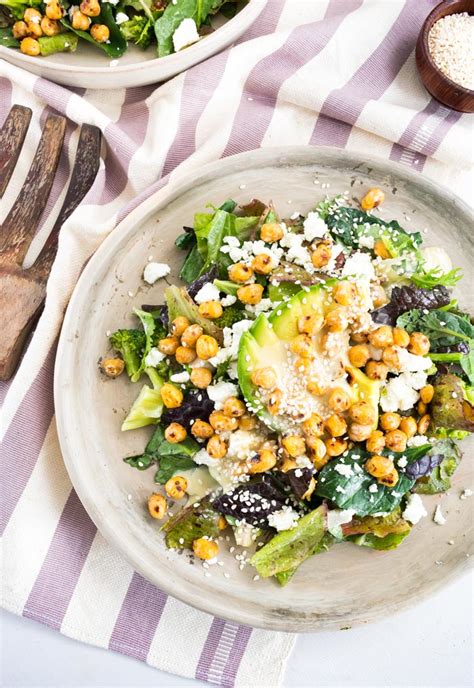 Ensalada colorida con garbanzos tostados