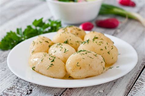 Patatas cocidas y peladas listas para hacer puré