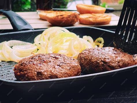 Cocinar la carne picada en una sartén